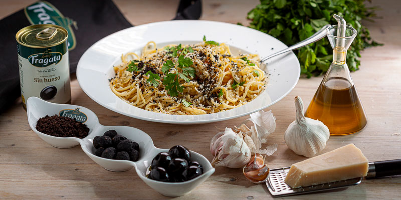 Espagueti aglio, olio e polvere de aceituna negra Fragata