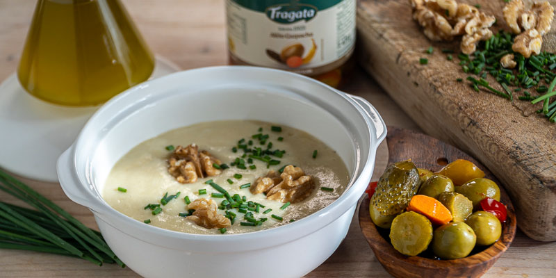 Crema de patatas y puerro con nueces, cebollino y aceitunas aliñadas Fragata estilo gazpacha