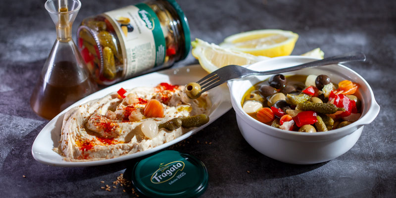 Hummus casero con encurtidos Fragata, sésamo y pimentón