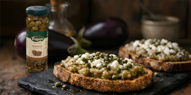 Tosta de berenjena asada, queso y alcaparras