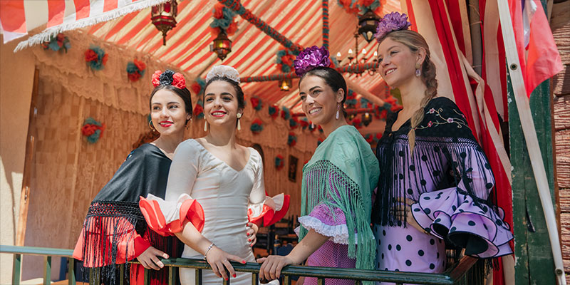 Entre farolillos, calor y risas, hay algo que nunca falta en la feria andaluza (y no es lo que crees).