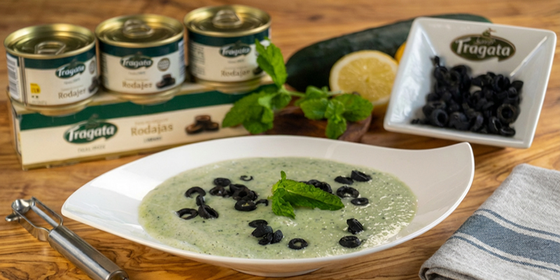 Crema fría de pepino y yogur con crujiente de aceituna negra