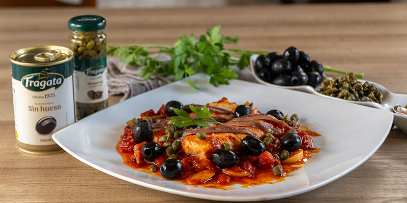 Pescado a la puttanesca con aceitunas negras y alcaparras Fragata