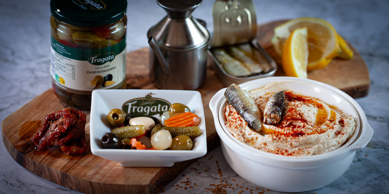 Hummus de sardinillas con encurtidos: un aperitivo con sabor a Mediterráneo