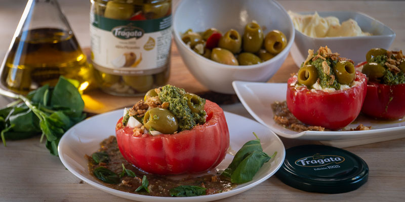 Tomates rellenos de burrata con aceitunas