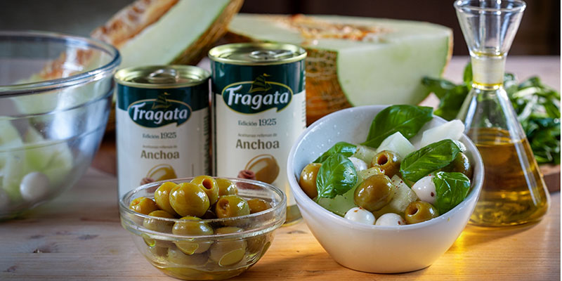 Ensalada de melón, mozzarella y aceitunas rellenas de anchoa