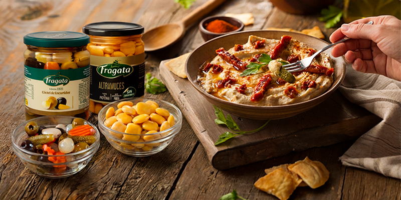 Hummus de altramuces y tomate seco acompañado de Cóctel de Encurtidos Fragata