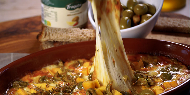 provolone con melocotón y aceitunas